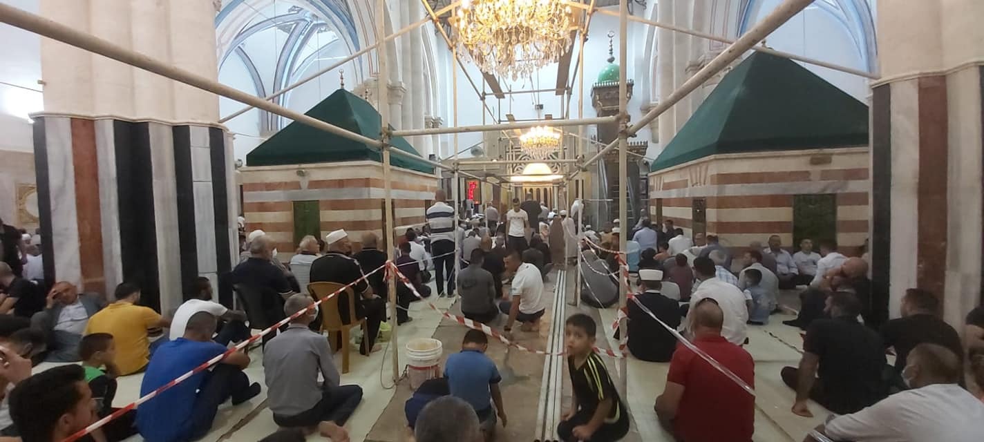 الآلاف يؤدون الجمعة في المسجد الإبراهيمي