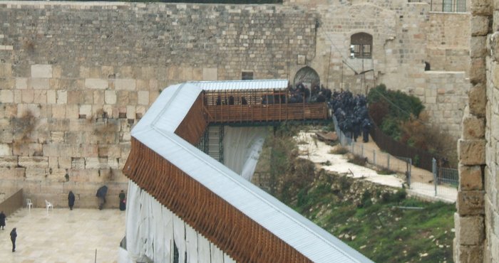 القدس الدولية تحمّل الأردن مسؤولية ترميم الاحتلال الجسر الخشبي بالأقصى