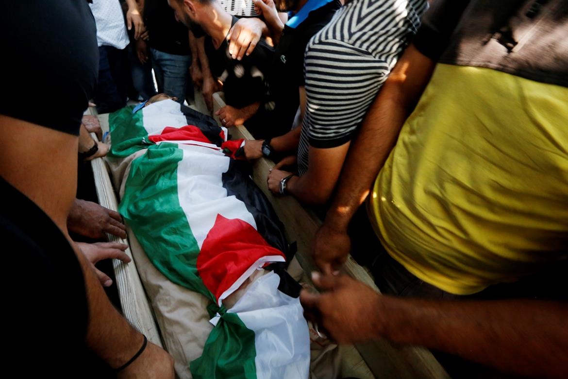 جماهير رام الله تشيع جثمان الشهيد رائد جاد الله