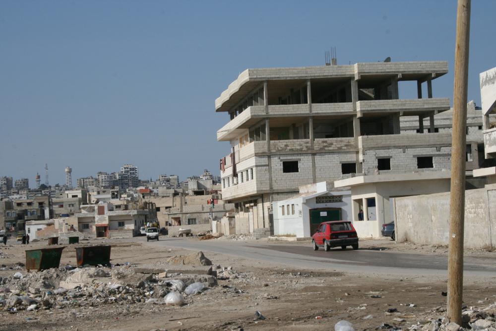 نقص بالخدمات الأساسية في مخيم الرمل الفلسطيني بسورية يزيد معاناته