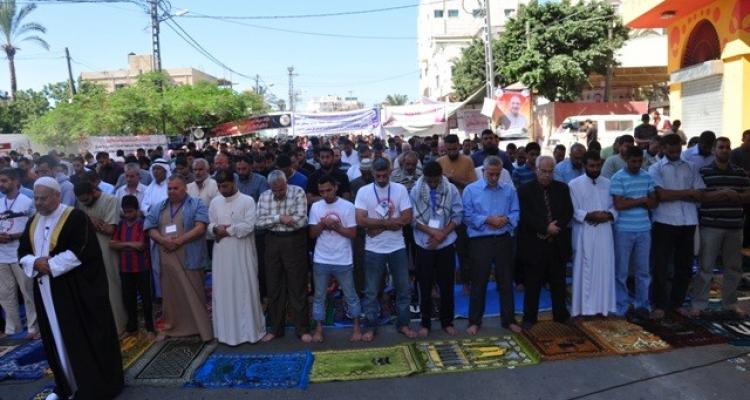 صلاة الجمعة أمام مقر الصليب الأحمر بغزة تضامنا مع الأسرى