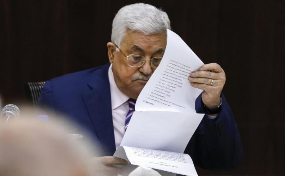 عباس يحيل عددًا من سفراء السلطة للتقاعد