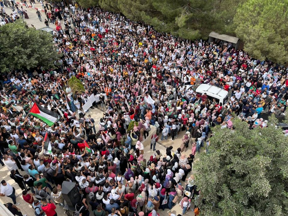 طلبة جامعة بير زيت ينددون باغتيال الاحتلال خمسة فلسطينيين