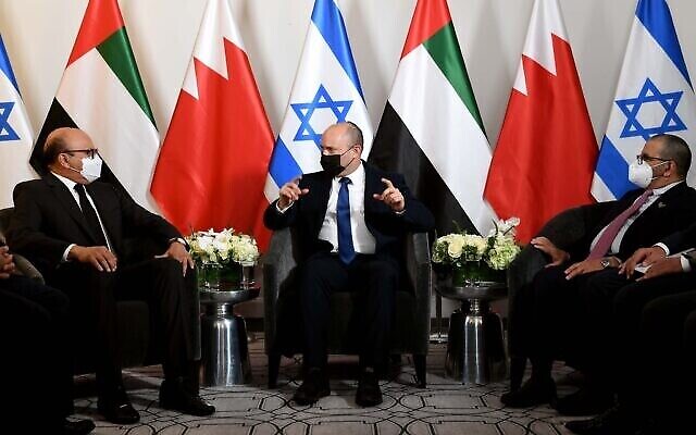 رئيس حكومة الاحتلال يلتقي وزير خارجية البحرين ووزير دولة إماراتي