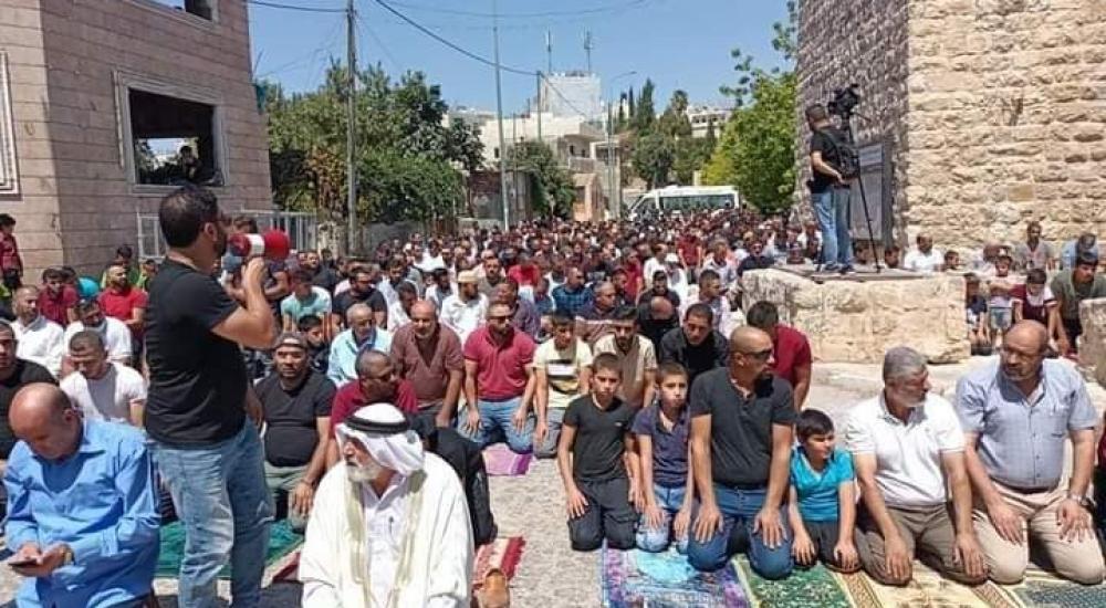 حشود تؤدي الجمعة في مسجد قلعة مراد بأرطاس رفضا لتدنيسه