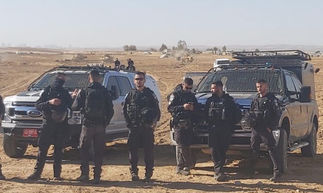 شرطة الاحتلال تعتقل 16 مواطنا منهم 3 نساء من قرية الأطرش بالنقب