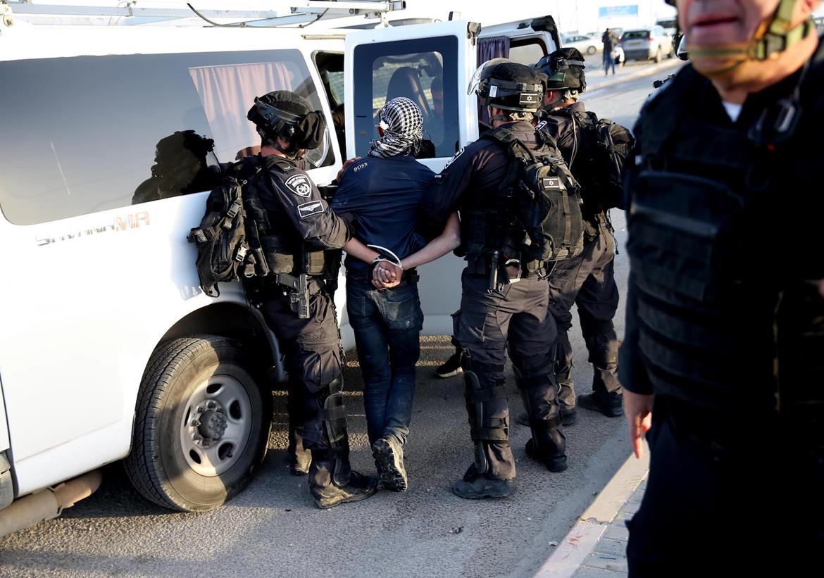 الاحتلال يطلق سراح عدد من معتقلي النقب ويمدد اعتقال آخرين
