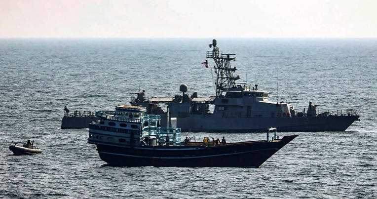 البحرية الأميركية تعترض سفينة عقب إبحارها من إيران