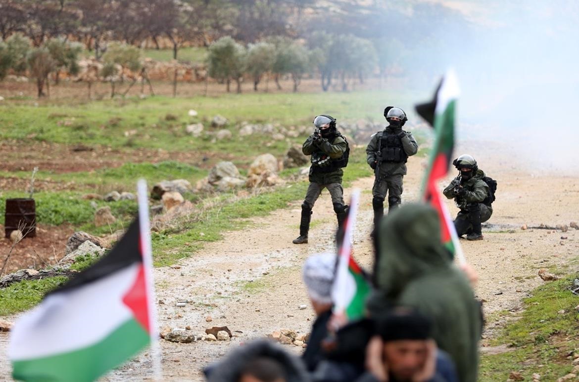 شهيدان وإصابة 15 إسرائيليًّا في 142 نقطة مواجهة بالضفة بأسبوع