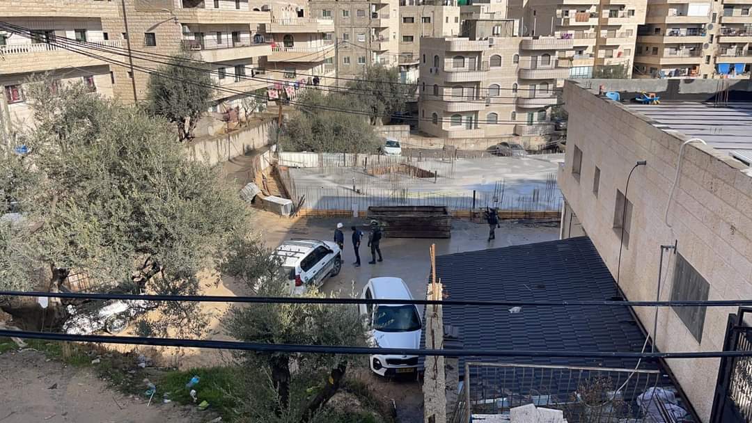 قوات الاحتلال تُخطر بوقف البناء في مسجد بالعيساوية