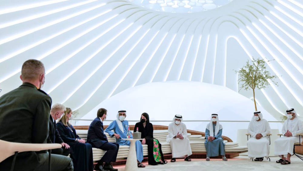 حاكم دبي يستقبل رئيس كيان الاحتلال