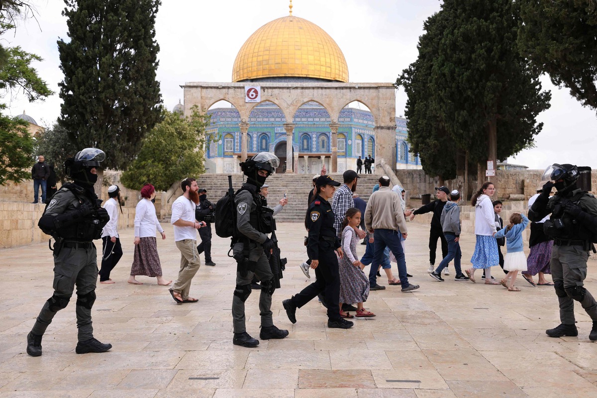 القدس.. عشرات المستوطنين يقتحمون الأقصى والاحتلال يقتحم مدرسة بنات العيزرية