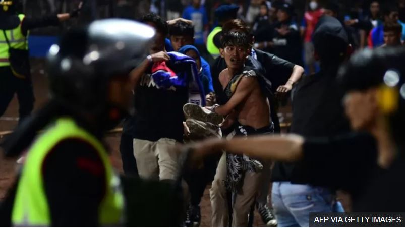 مقتل أكثر من 125 مشجعا عقب مباراة في إندونيسيا