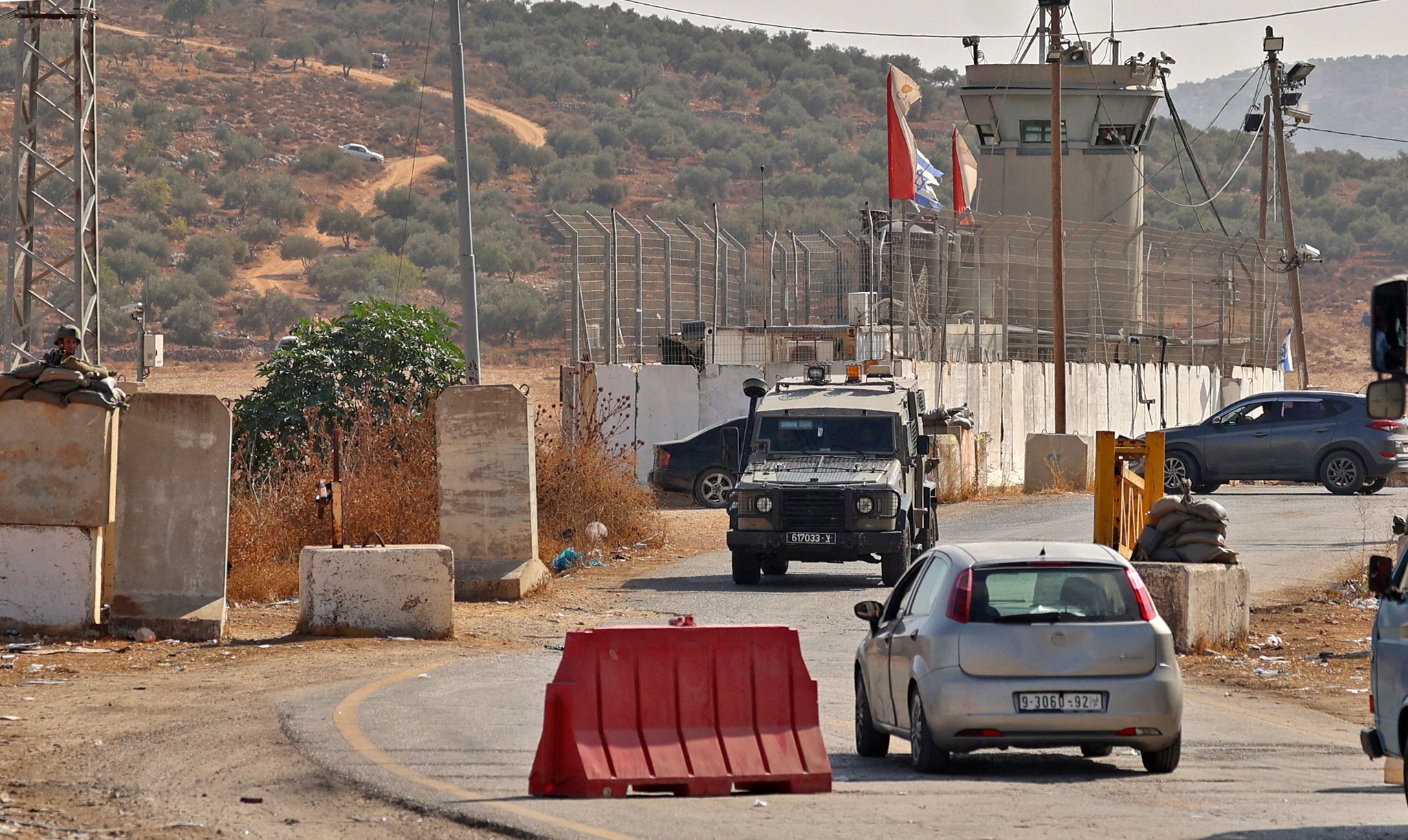 الاحتلال يواصل حصار أريحا لليوم الثالث