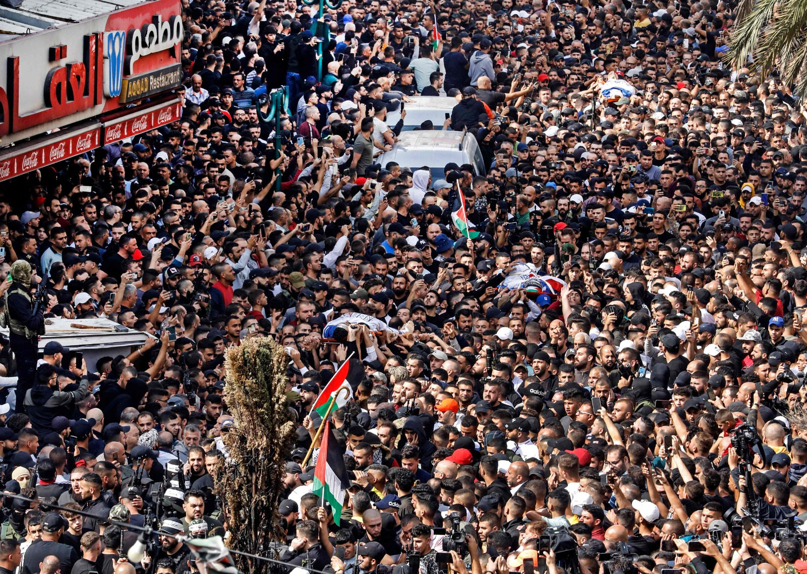 آلاف الفلسطينيين يشيعون جثامين 5 شهداء في نابلس