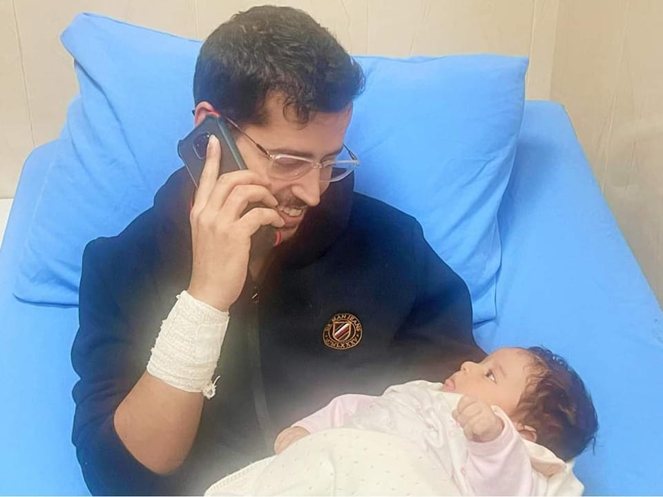 المعتقل السياسي خصيب طليقًا من سجون السلطة ويحتضن طفلته لأول مرة