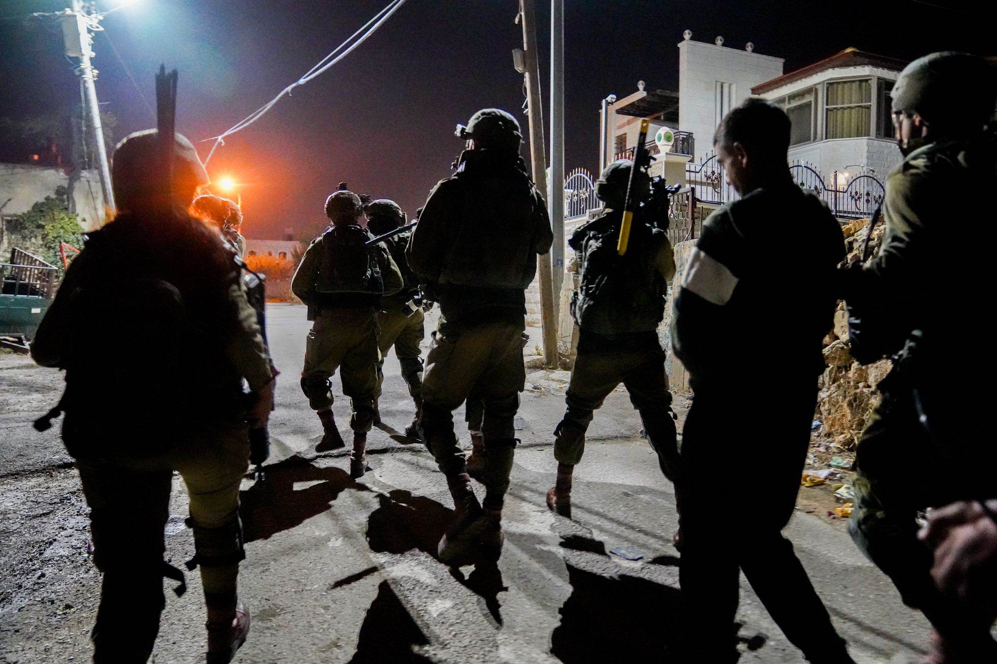 اعتقالات ومداهمات إسرائيلية بالضفة