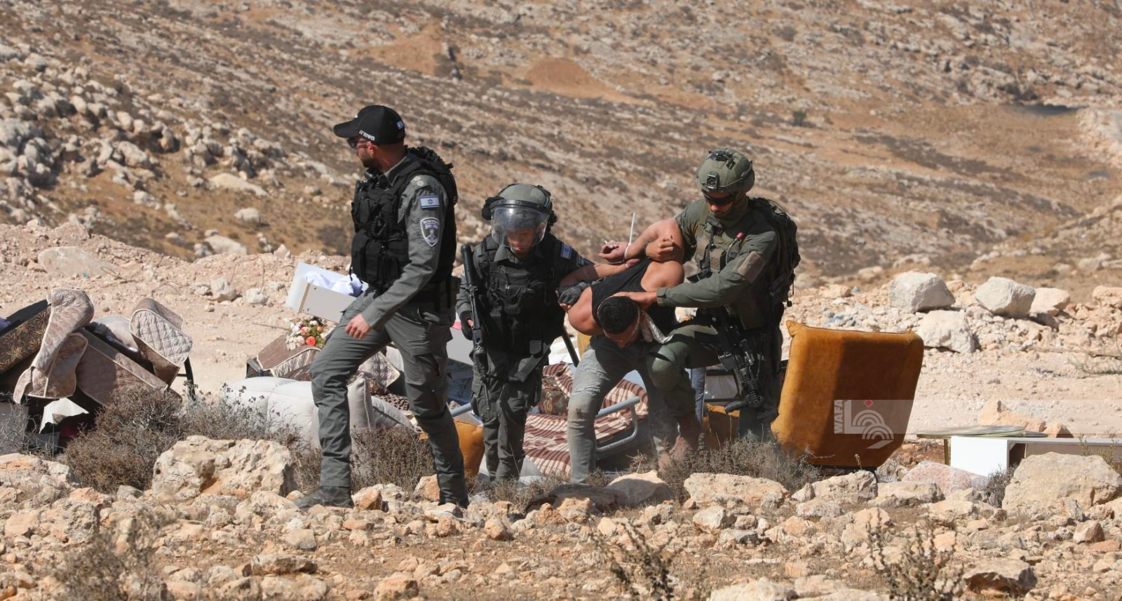 قوات الاحتلال تعتقل مواطنين قبيل هدم منزلهم في الخليل