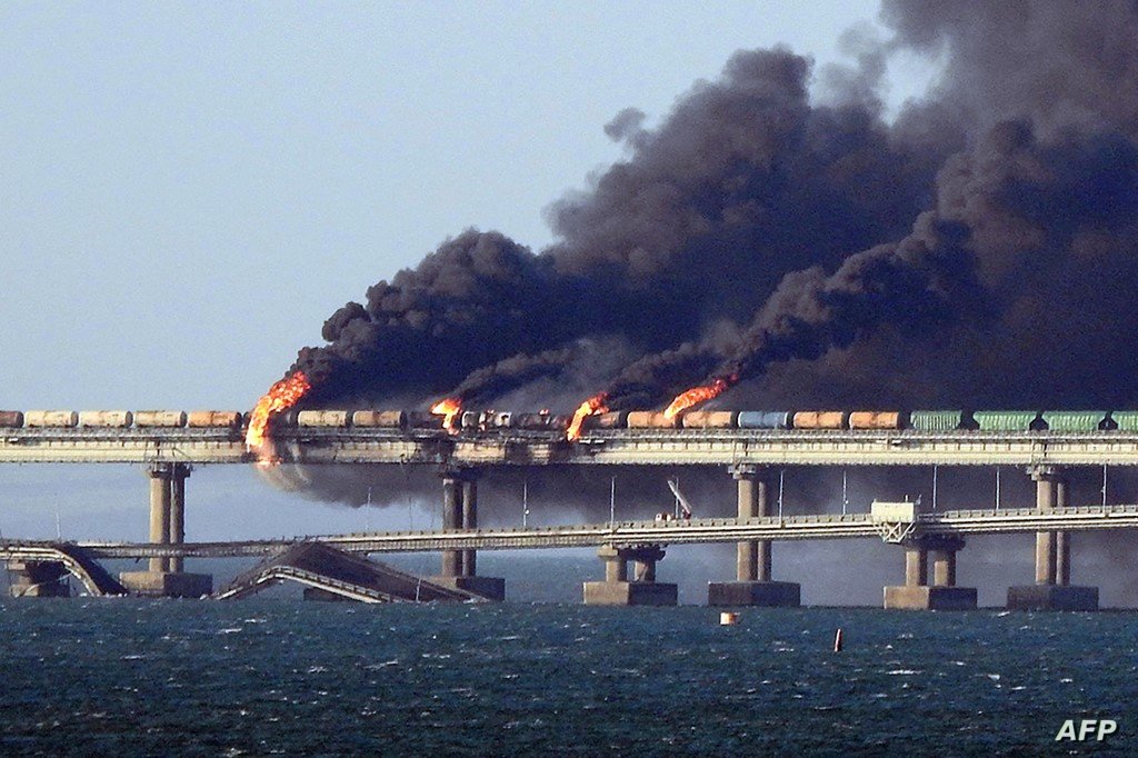 تفجير جسر القرم يشعل التهديدات بين روسيا وأوكرانيا