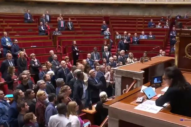 برلمان فرنسا يعلق جلسة بسبب إهانة عنصرية لنائب من أصل أفريقي