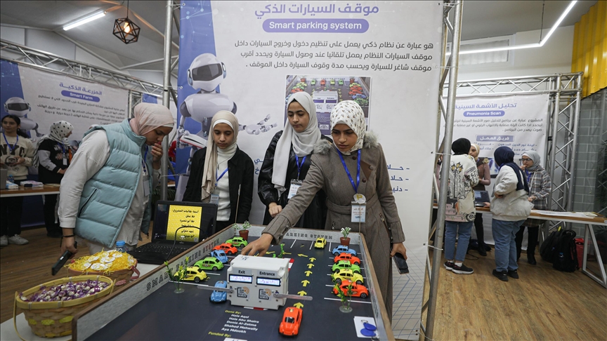 18 مشروعا طلابيا في أول معرض بغزة للذكاء الاصطناعي