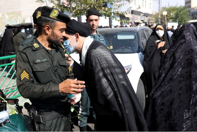 المدعي العام الإيراني يعلن وقف عمل شرطة الأخلاق