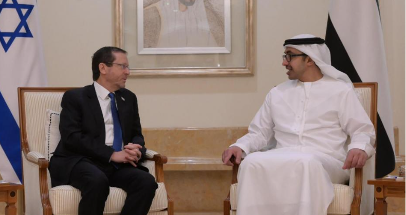رئيس الكيان الإسرائيلي يصل الإمارات قادمًا من البحرين