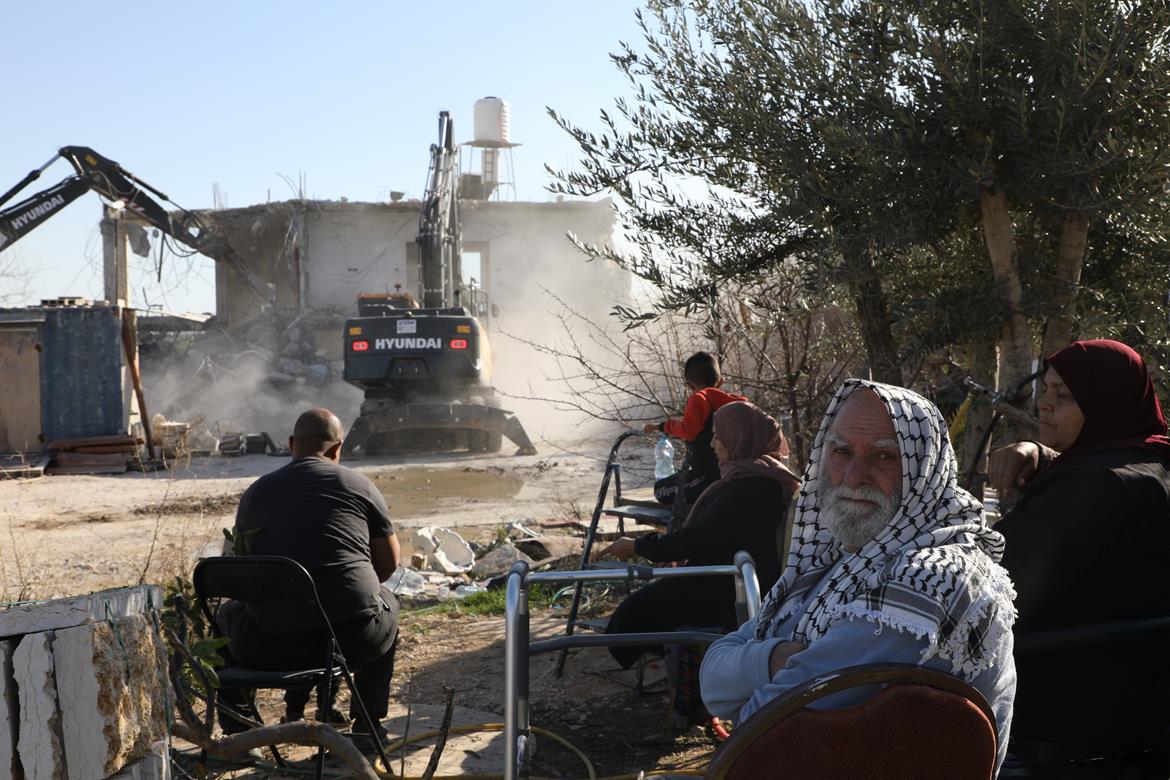 الاحتلال يجبر عائلتين على هدم منزليهما ذاتيا في صور باهر