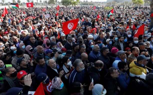 تونسيون يتظاهرون ضد انقلاب قيس سعيد