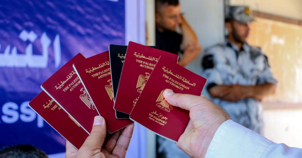 قانون جواز السفر الدبلوماسي.. معايير مزاجية يتحكم بها عباس