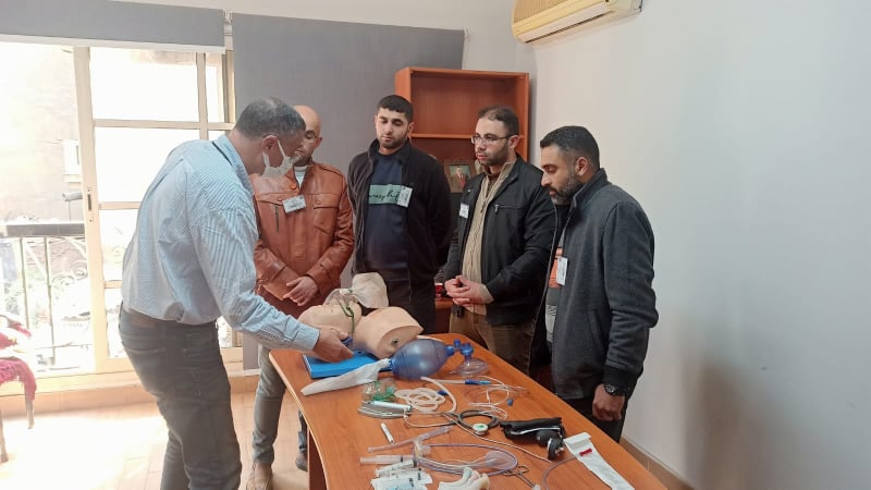 أطباء فلسطينيون في أوروبا يُدربون زملاءهم في غزة على الطوارئ