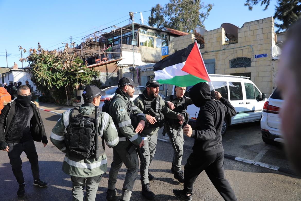 الاحتلال يقمع وقفة في حي الشيخ جراح ويعتقل 4 مواطنين