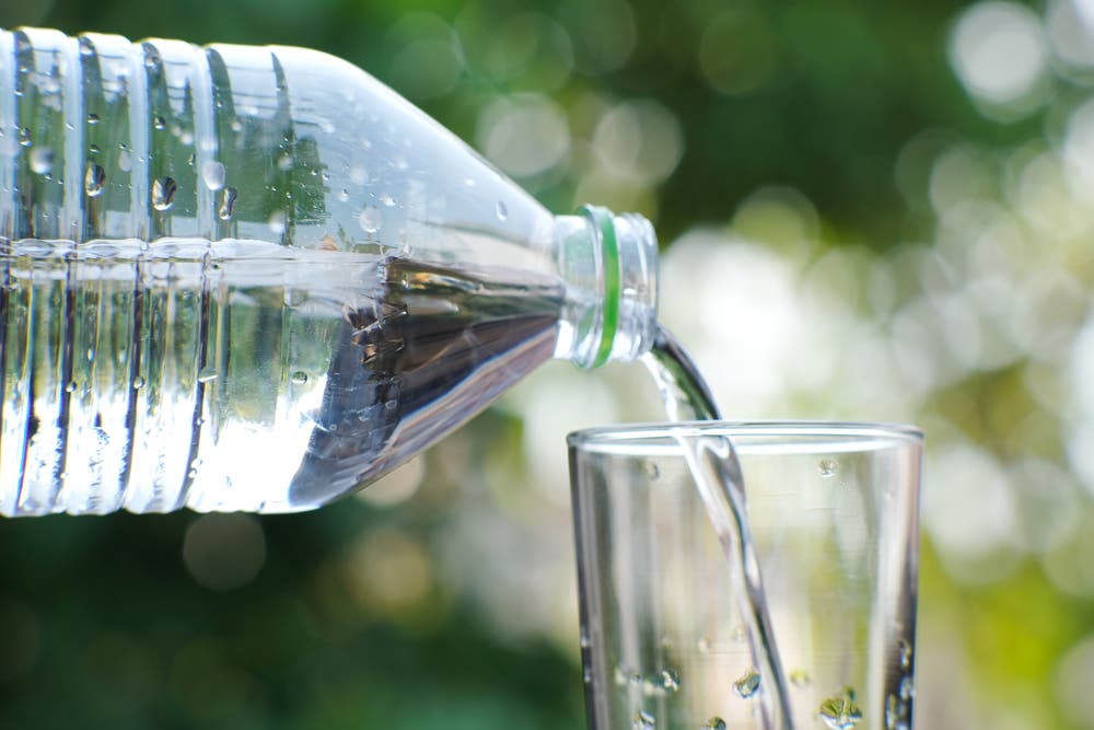 شرب 8 أكواب من الماء لصحة أفضل.. خرافة أم حقيقة؟