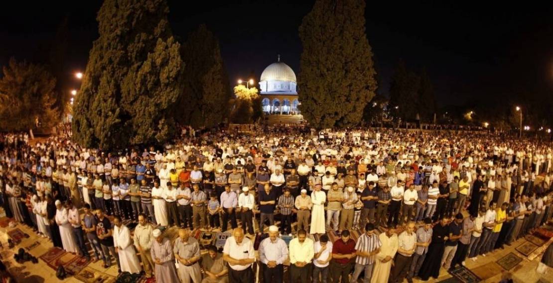 الآلاف يؤدون الفجر في الأقصى والإبراهيمي في جمعة سيف القدس