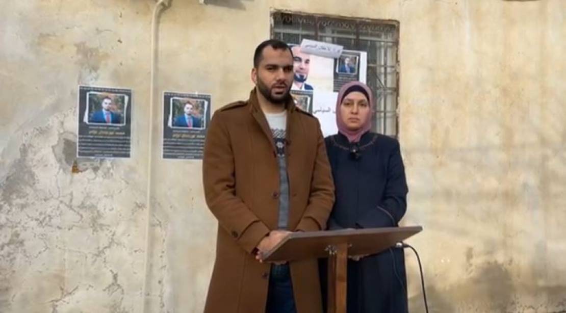 عائلة معتقل سياسي بالضفة تواصل الإضراب عن الطعام حتى الإفراج عنه
