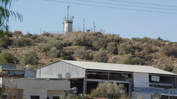 الاحتلال يغلق مدخل بلدة عزون
