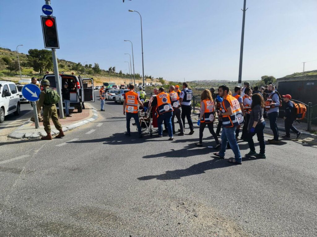 أحدهما بجراح خطرة.. إصابة جنديين صهيونيين طعنًا جنوب تل أبيب