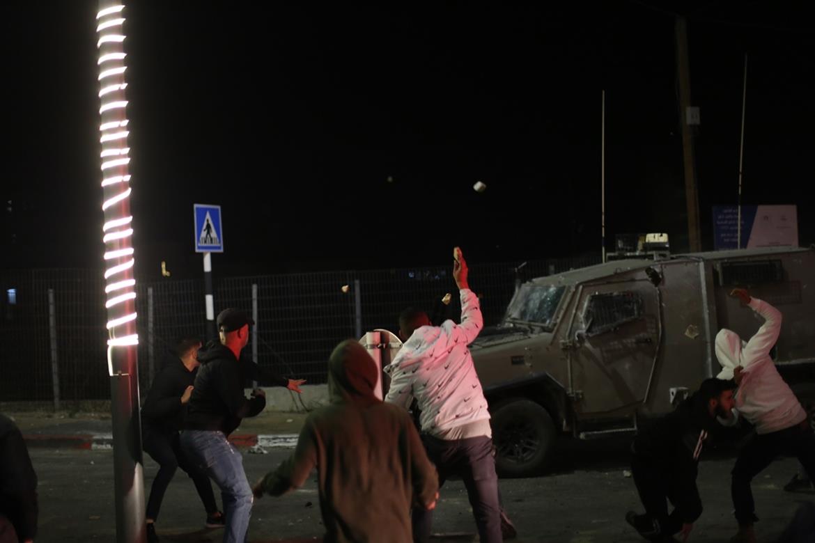 الاحتلال يعتقل مواطنين من الخليل ومواجهات وسط المدينة