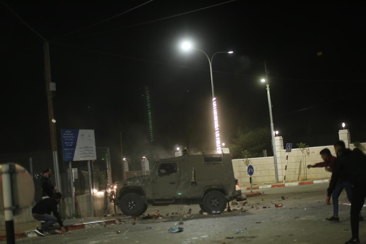 إطلاق نار ومواجهات مع قوات الاحتلال في نابلس والخليل