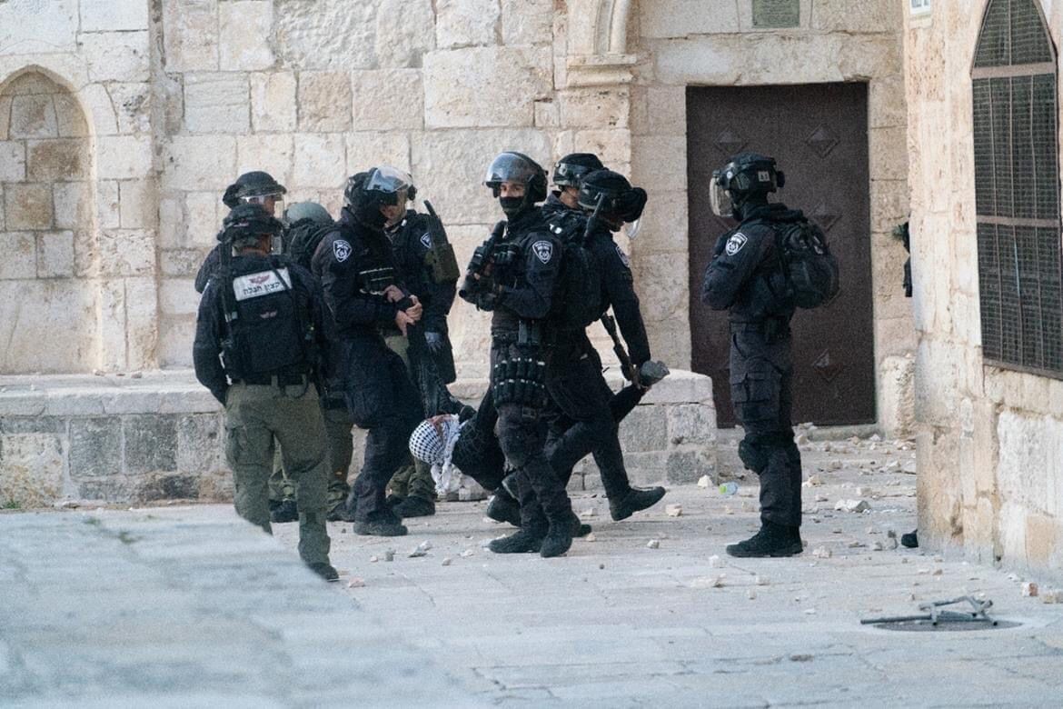الاحتلال يعتقل 8 فلسطينيين من المسجد الأقصى ومحيطه