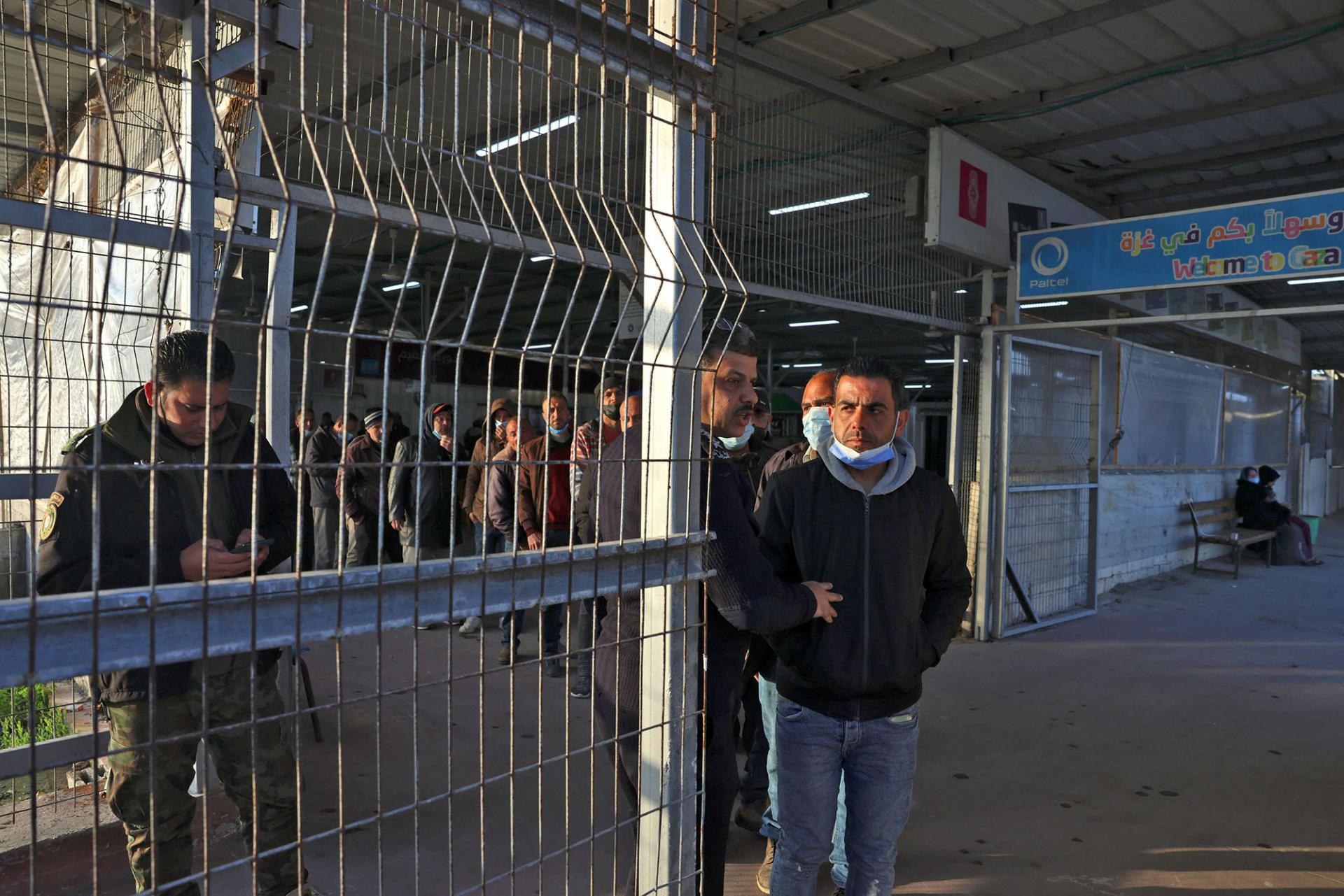 الاحتلال يُعيد فتح حاجز بيت حانون أمام التجار والعمال