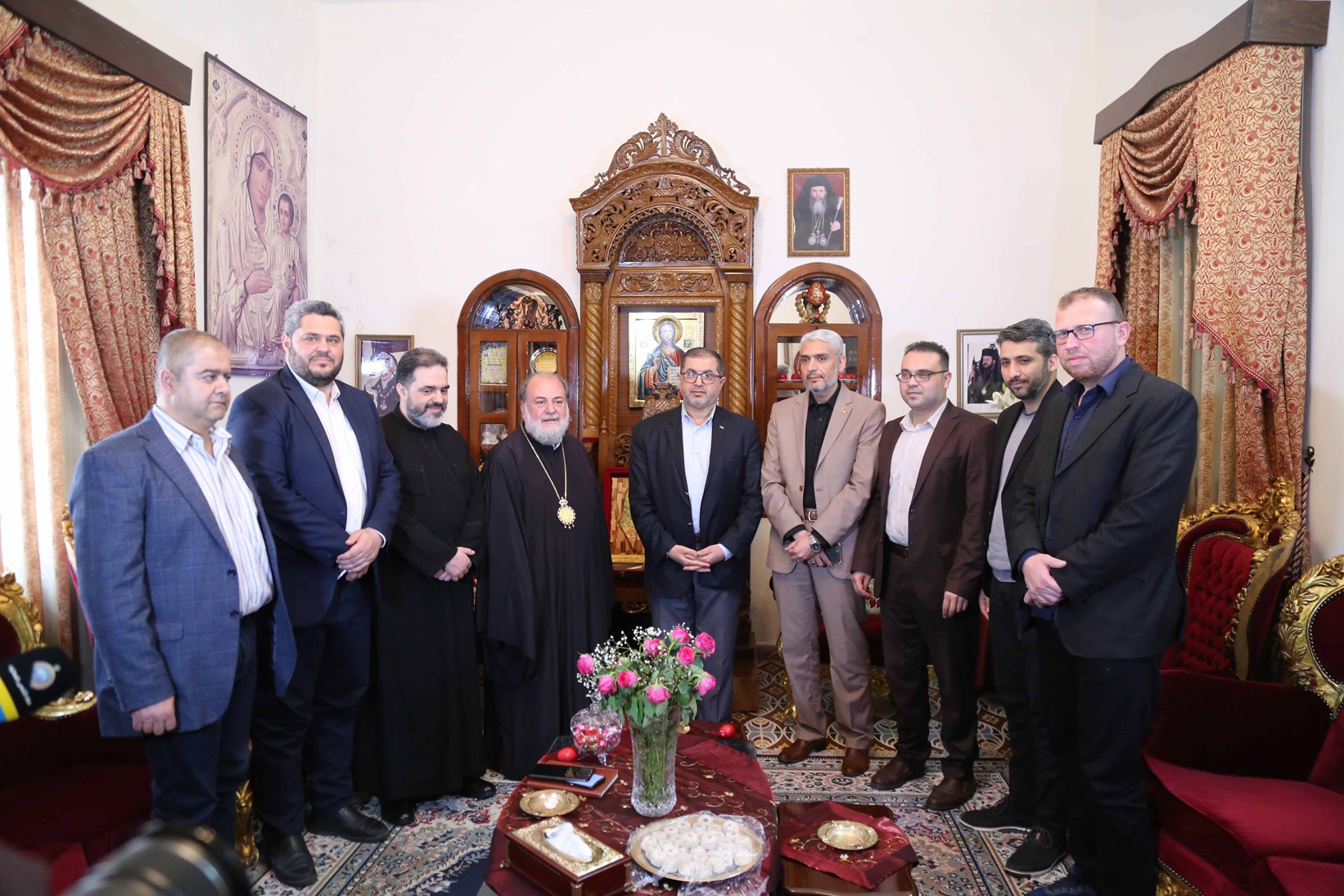 حماس تزور كنيسة الروم الأرثوذكس للتهنئة بعيد الفصح