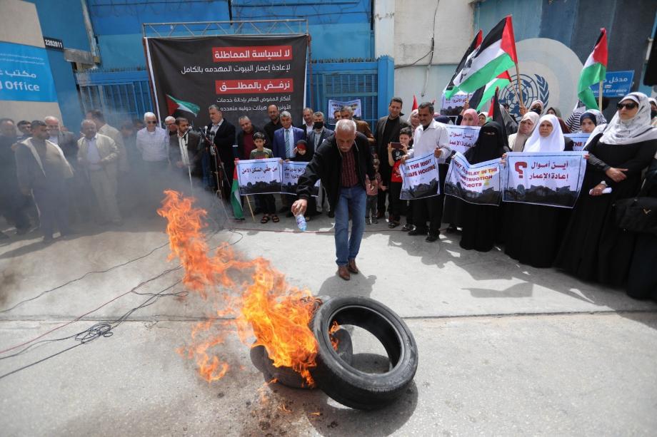 تظاهرة حاشدة بغزة رفضًا لمماطلة أونروا بإعمار البيوت المدمرة