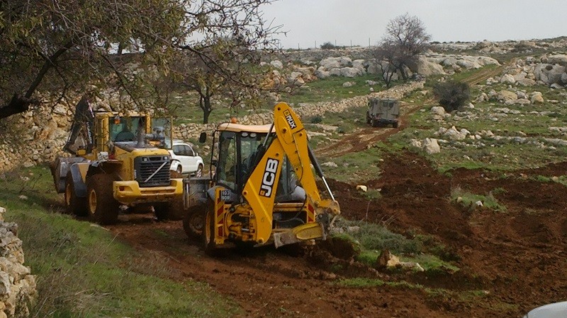 الاحتلال يهدم منشأة زراعية وبيتًا متنقلا ويجرف طريقًا غرب نابلس