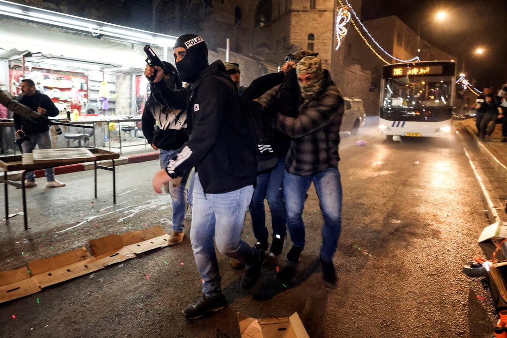 الاحتلال يعتقل 5 مواطنين ويستدعي محررًا من القدس