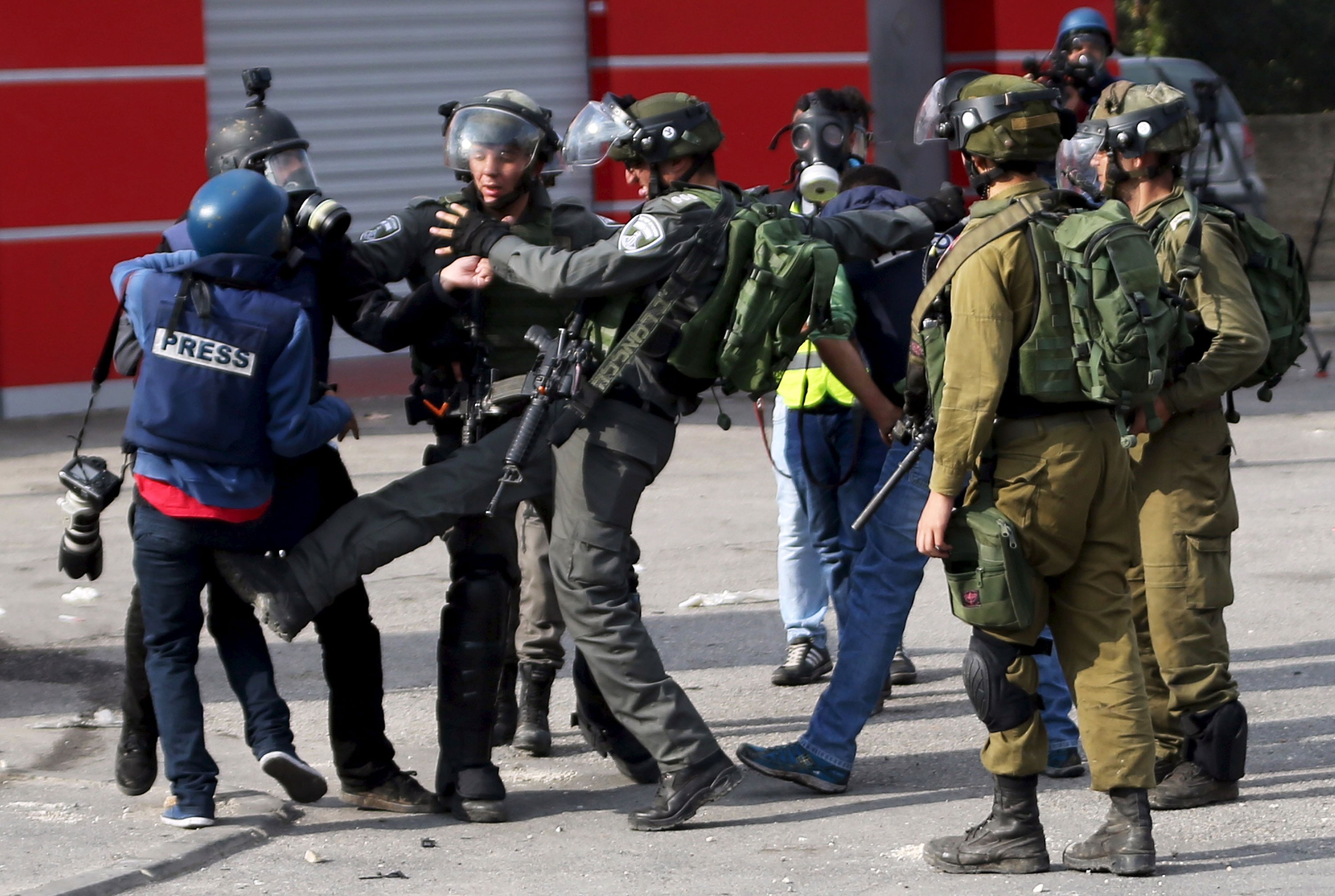 الإعلامي الحكومي: 542 انتهاكاً إسرائيلياً بحق الصحفيين الفلسطينيين منذ بداية العام