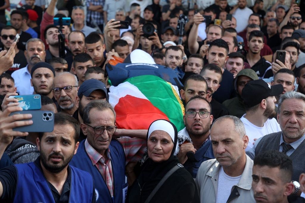 آلاف المواطنين يشيعون جثمان الشهيدة شيرين أبو عاقلة