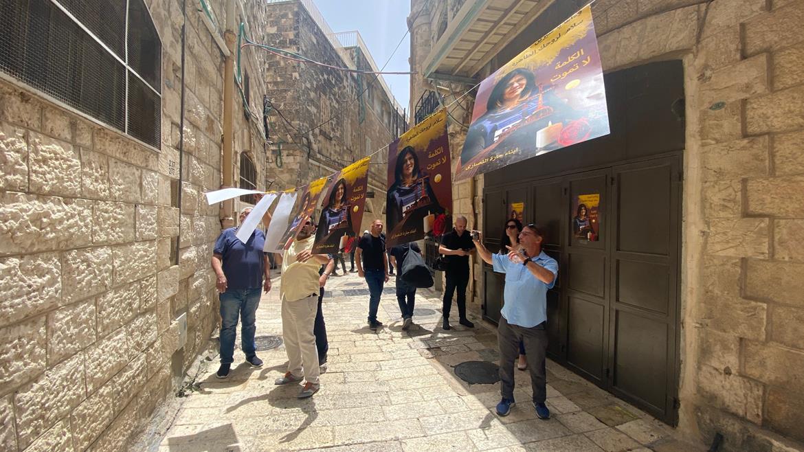 الاحتلال يمنع تعليق صور الشهيدة أبو عاقلة في القدس