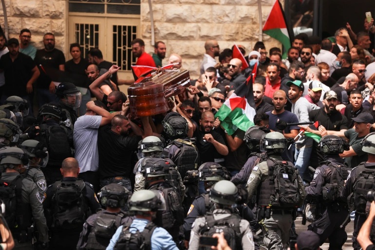 بتسيلم الإسرائيلية: الفلسطينيون مستباحون أحياءً وأمواتًا