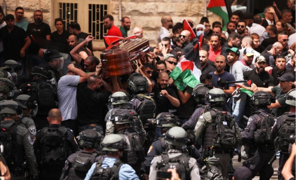 لوموند: جنازة أبو عاقلة.. لحظة أثبتت فيها مدينة القدس أنها فلسطينية